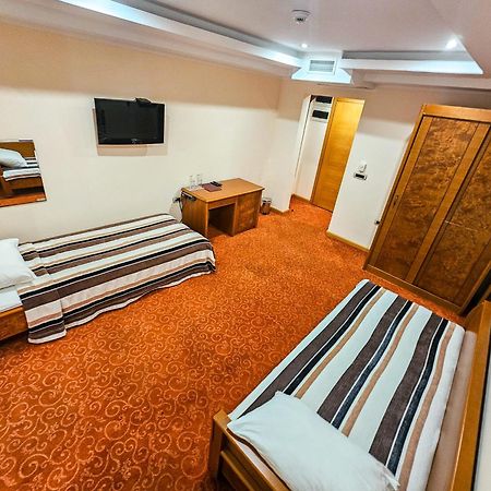 Mali Hotel Bambis Podgorica Exterior photo