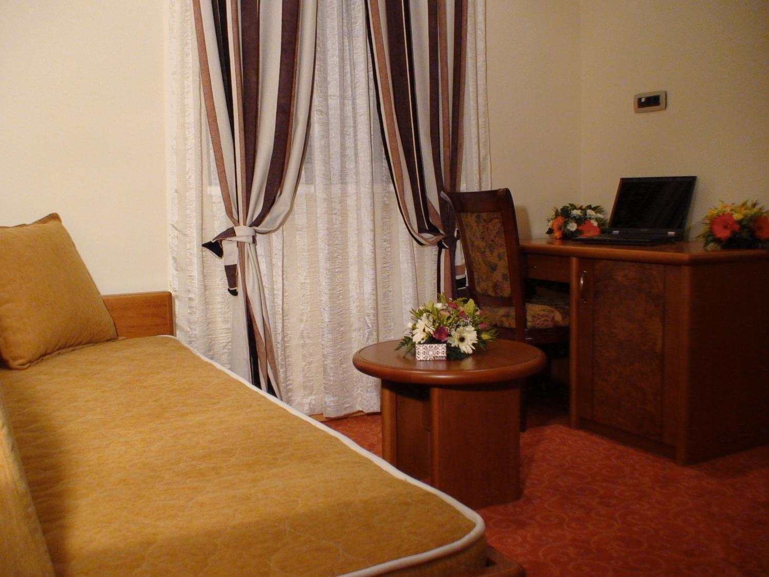 Mali Hotel Bambis Podgorica Exterior photo