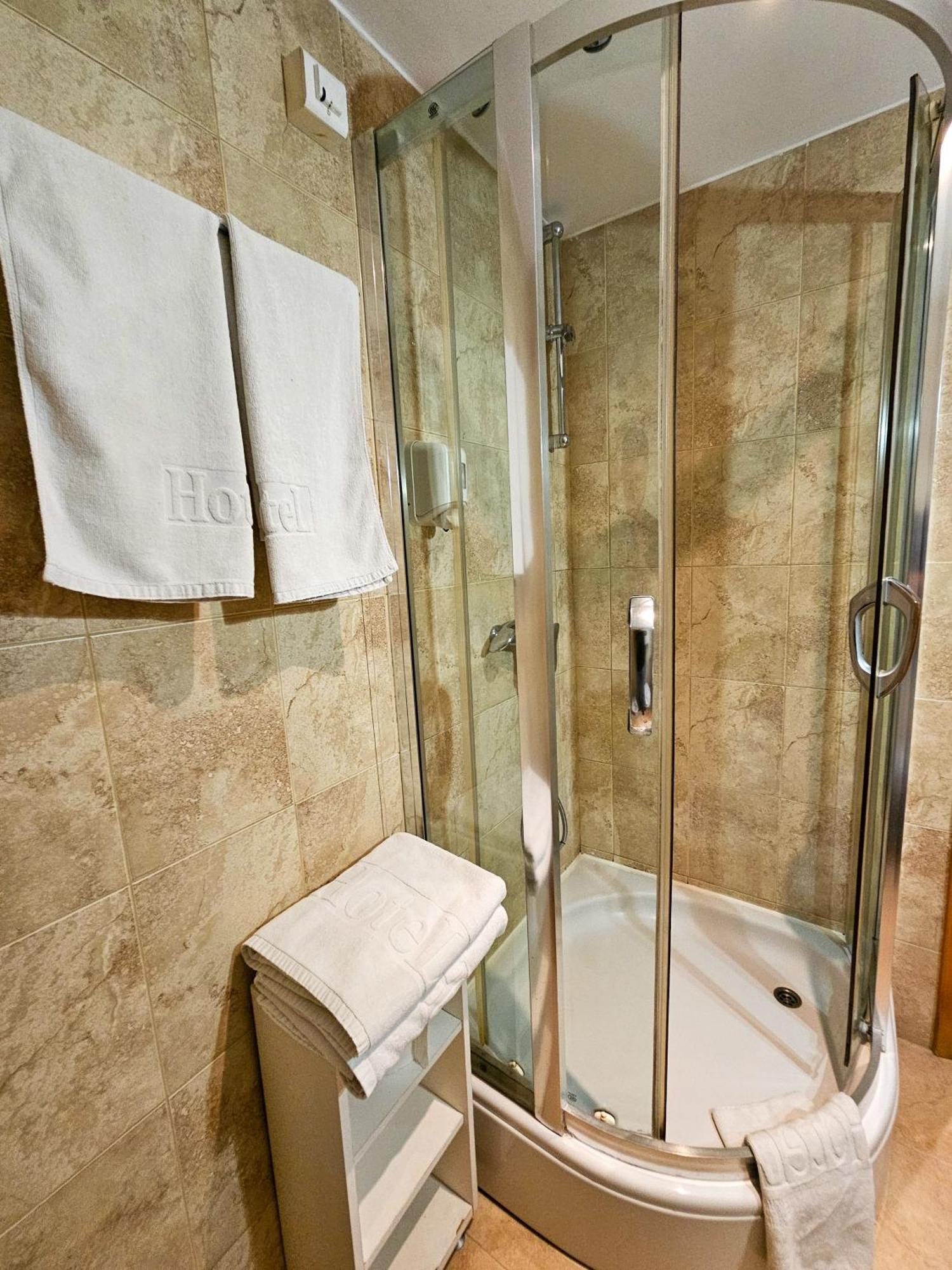Mali Hotel Bambis Podgorica Exterior photo