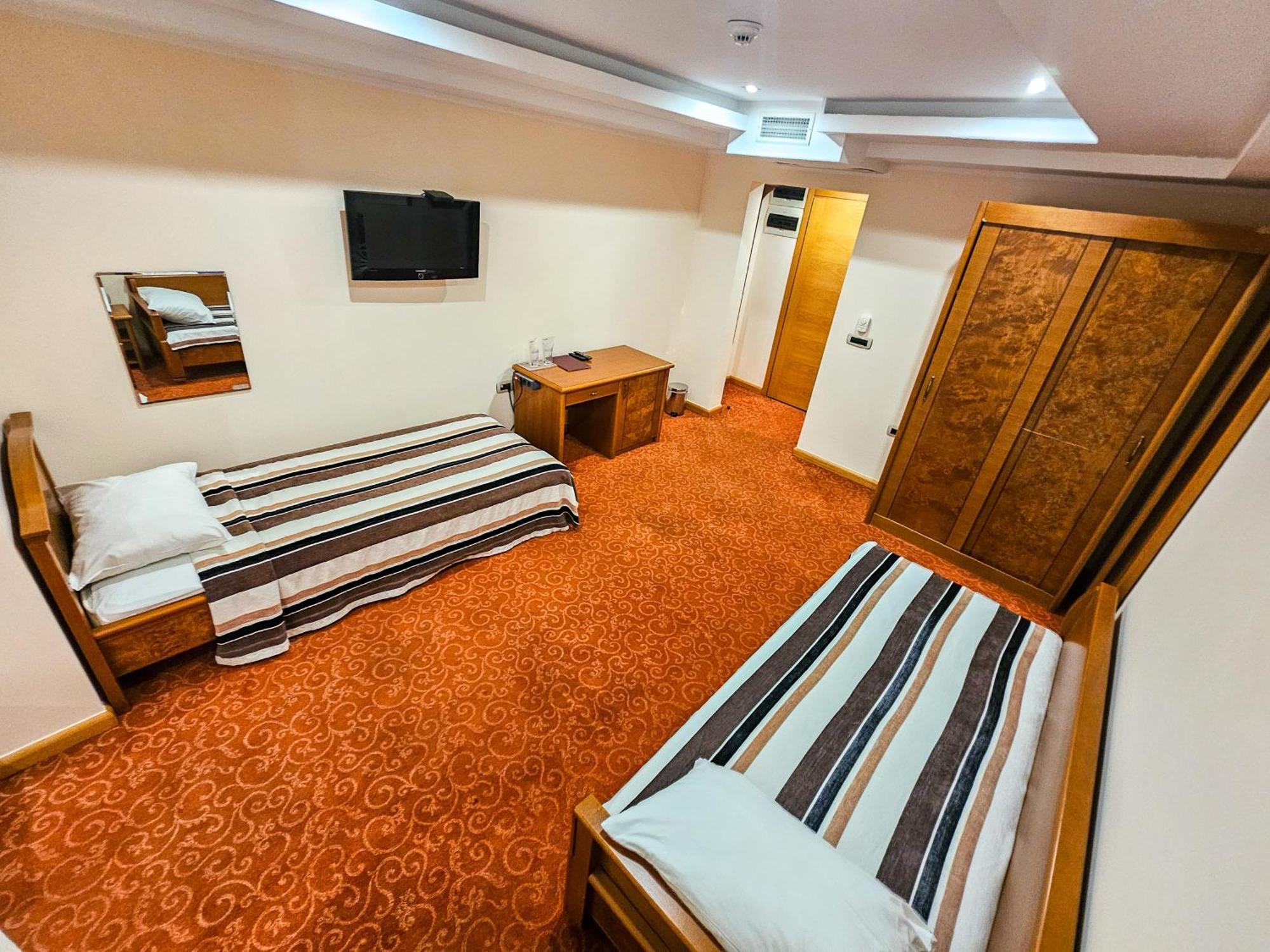 Mali Hotel Bambis Podgorica Exterior photo
