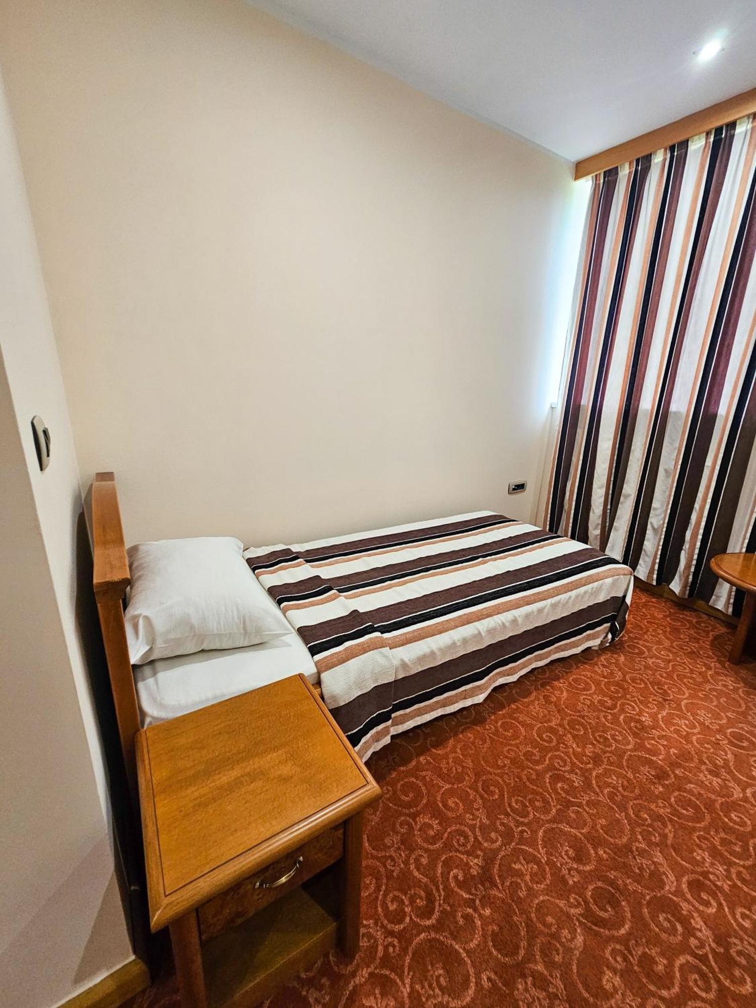 Mali Hotel Bambis Podgorica Exterior photo