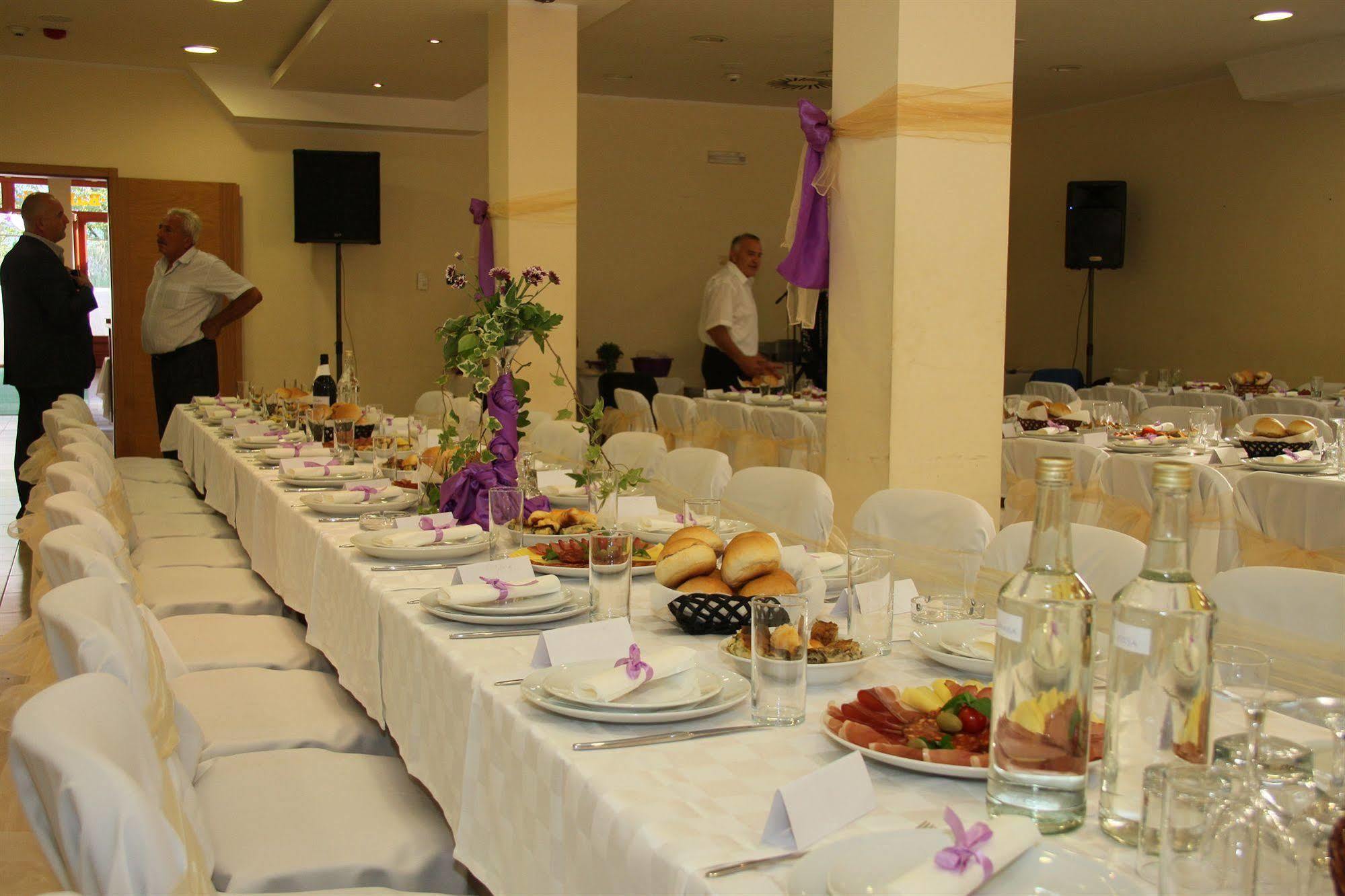 Mali Hotel Bambis Podgorica Exterior photo