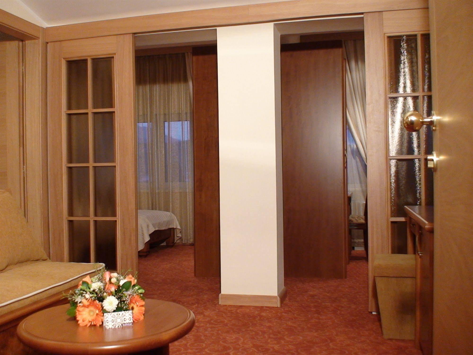 Mali Hotel Bambis Podgorica Exterior photo