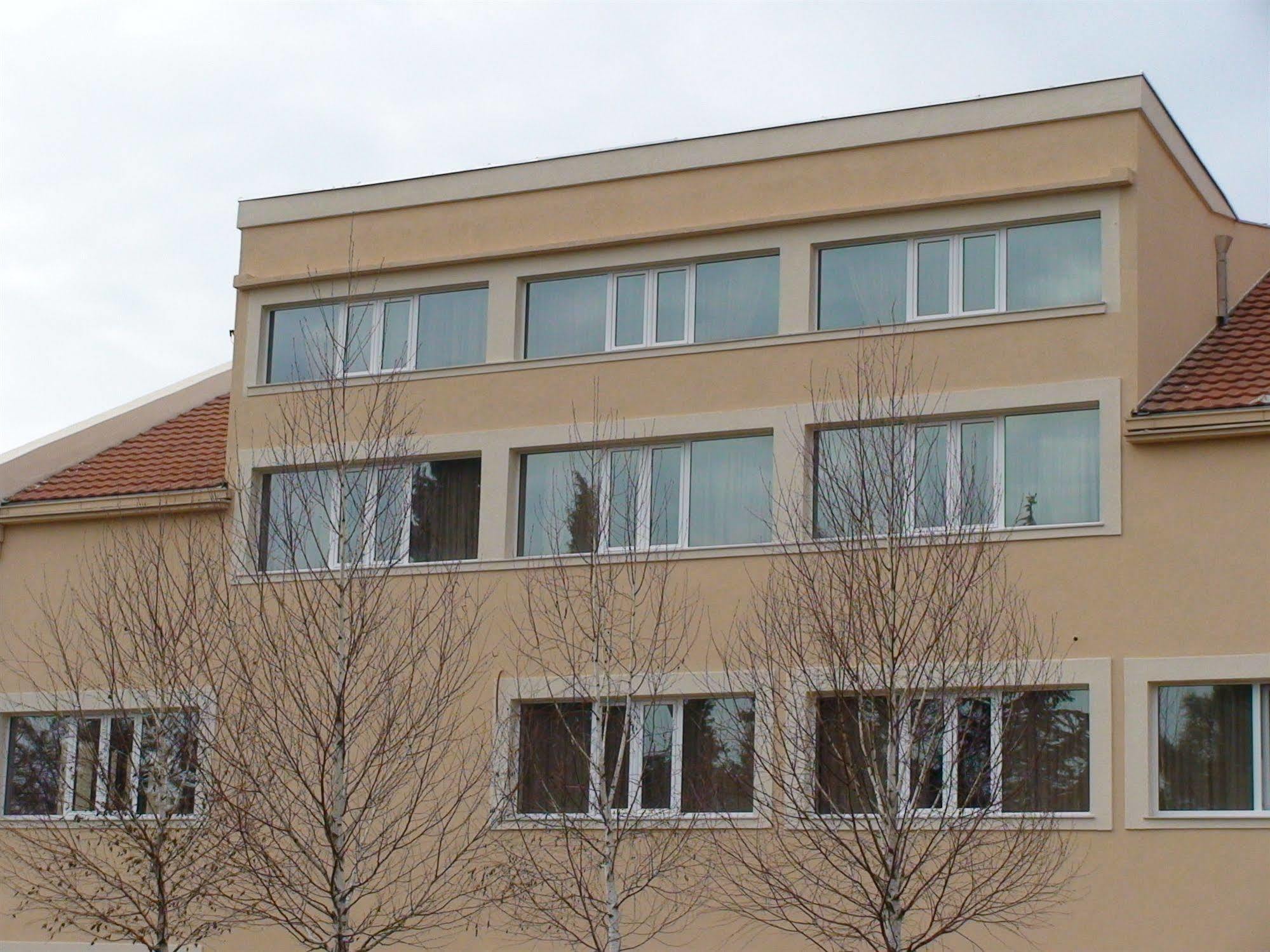 Mali Hotel Bambis Podgorica Exterior photo