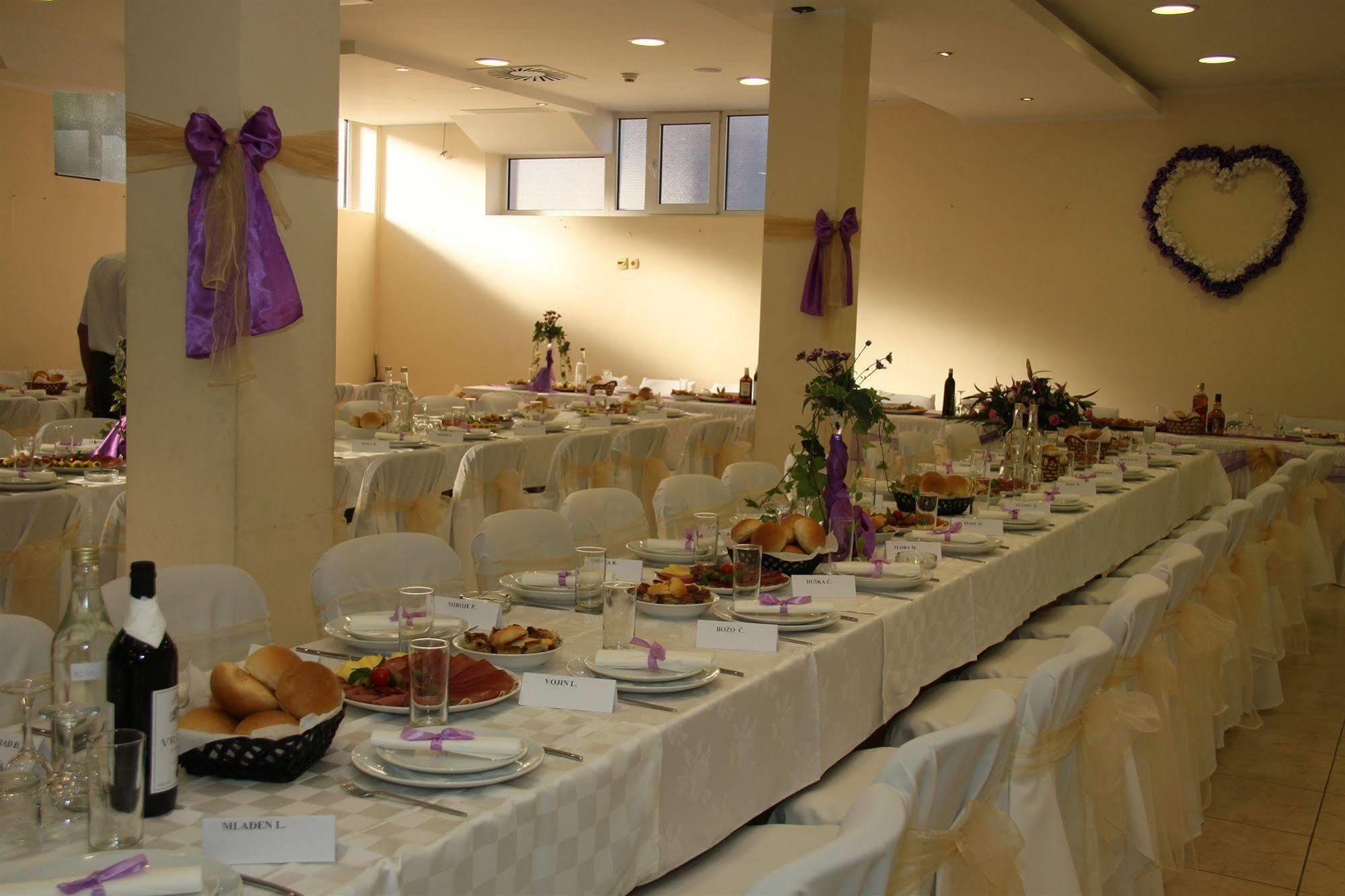 Mali Hotel Bambis Podgorica Exterior photo