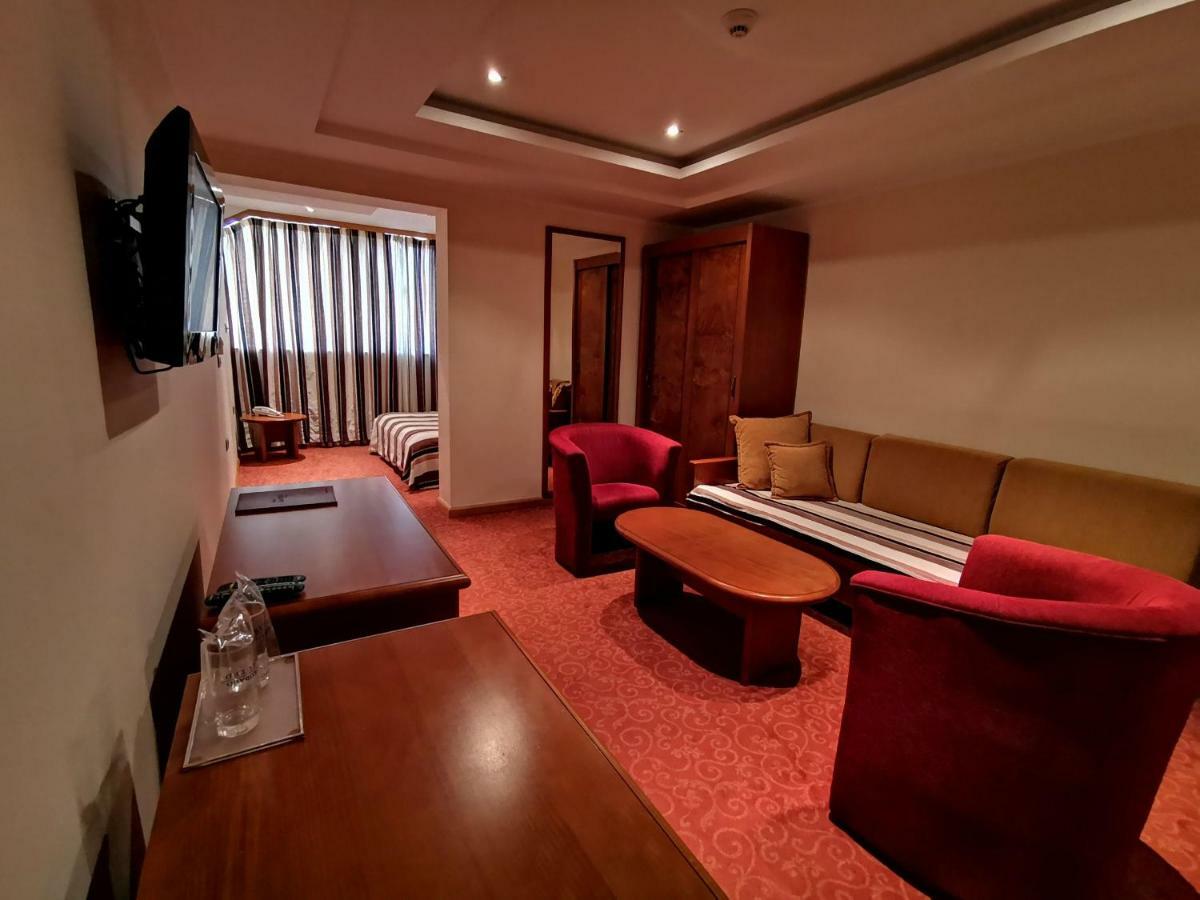 Mali Hotel Bambis Podgorica Exterior photo
