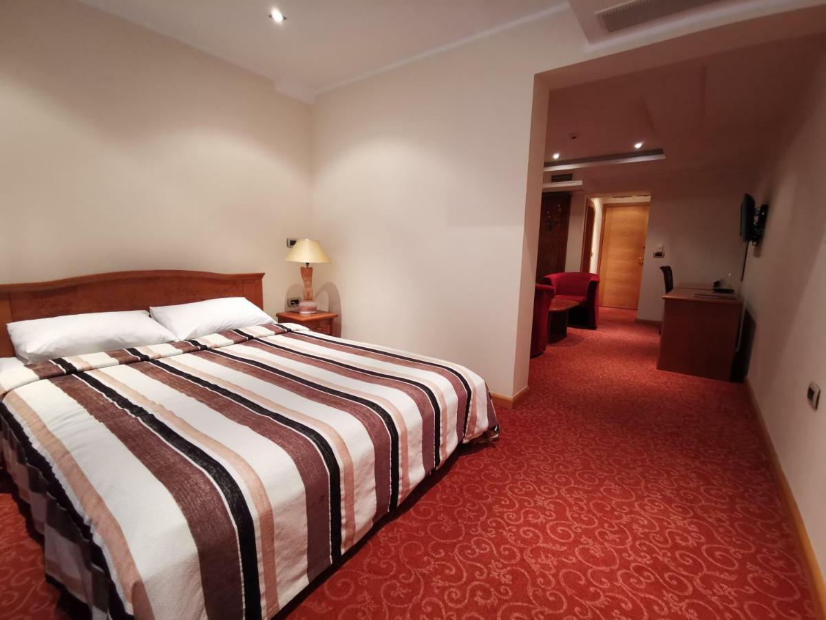 Mali Hotel Bambis Podgorica Exterior photo