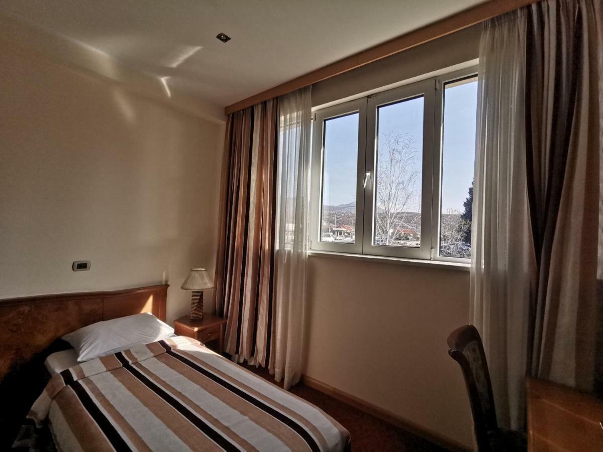 Mali Hotel Bambis Podgorica Exterior photo