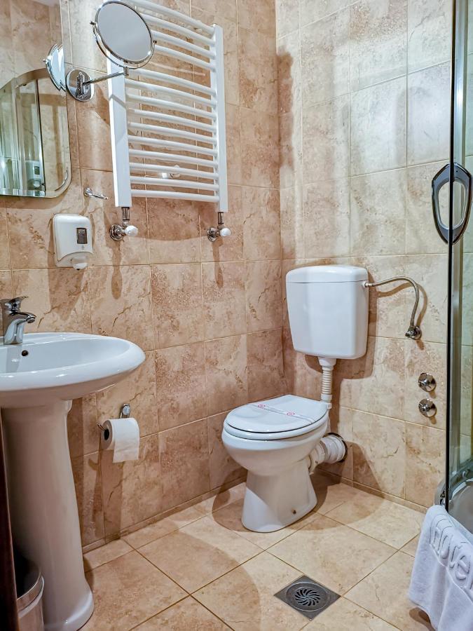 Mali Hotel Bambis Podgorica Exterior photo